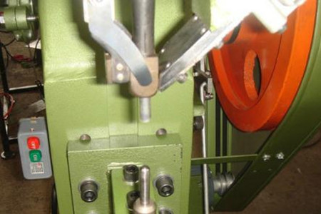 選擇氣動(dòng)鉚釘機(jī)時(shí)需要注意哪些？