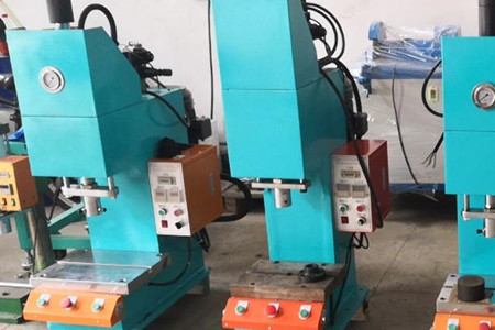 如何判斷一家自動鉚釘機廠家實力強不強？