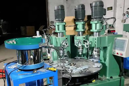 鉚釘機(jī)怎么選型號(hào)？碩峰來(lái)教你！