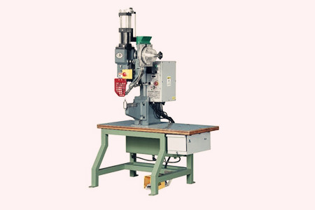 如何選擇到滿意的半空心鉚釘機設備呢？