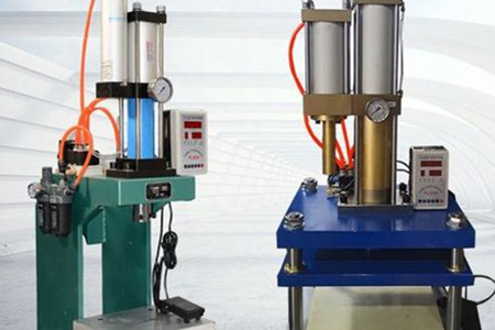 鉚釘機(jī)氣液增壓缸的特點(diǎn)、選型及應(yīng)用使用事項(xiàng)