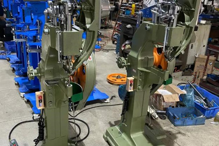 鉚釘機廠家能提供和設(shè)計鉚釘模具嗎？